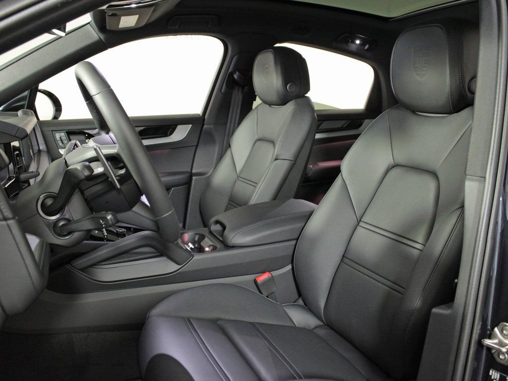 Certified 2025 Porsche Cayenne S image 5