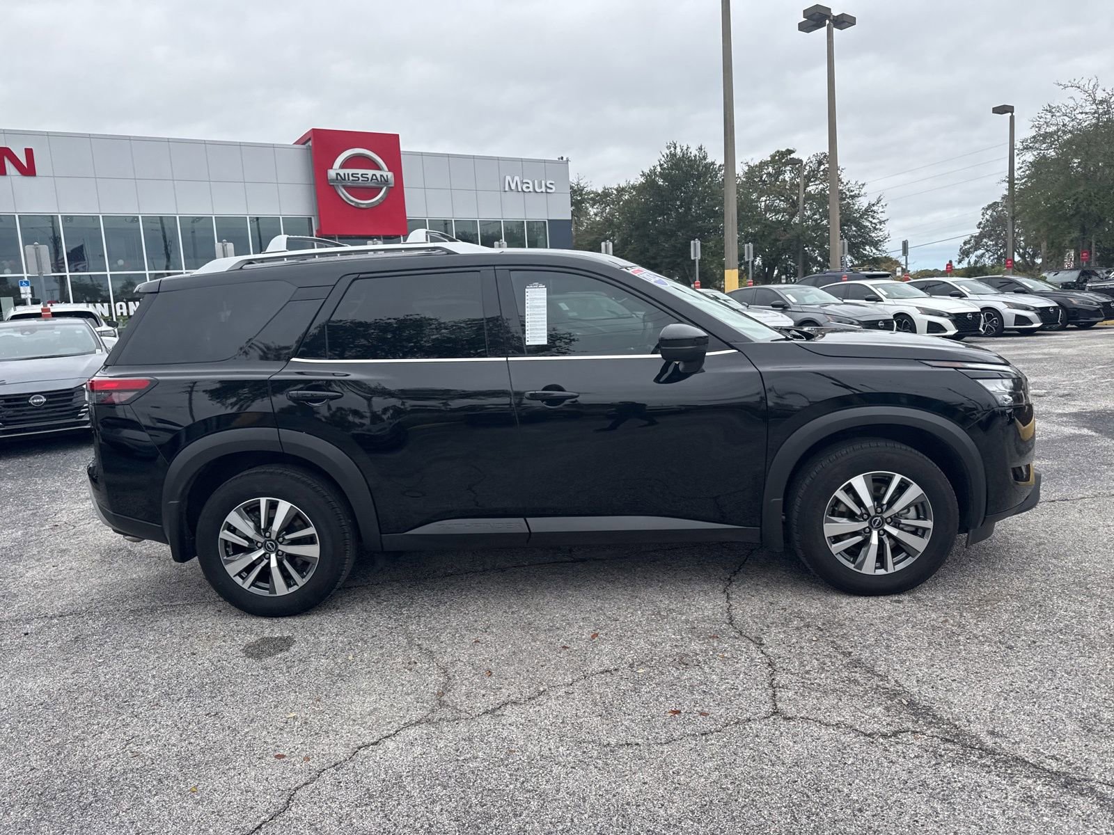 Certified 2025 Nissan Pathfinder SL image 4