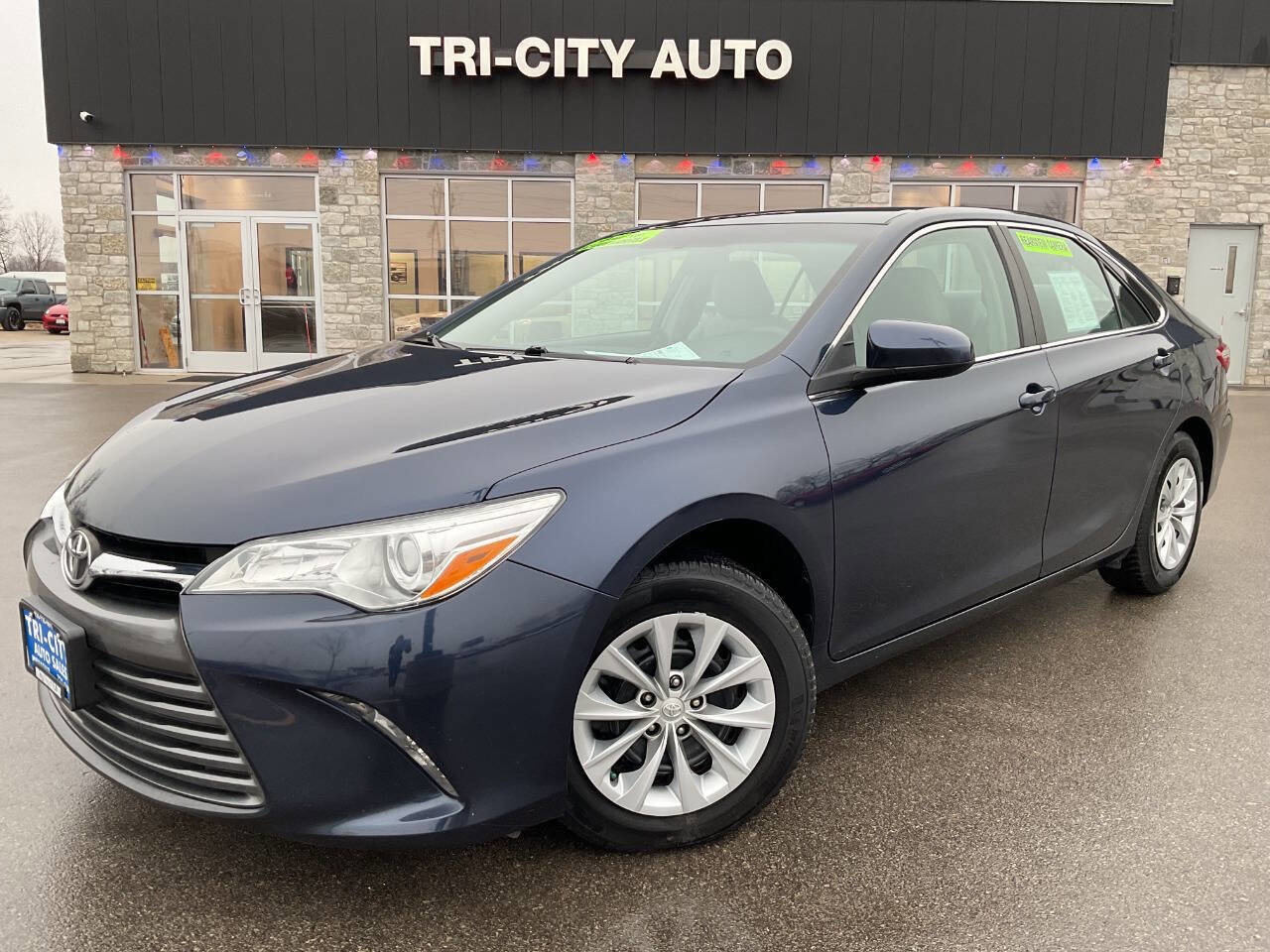 Used 2016 Toyota Camry LE image 1