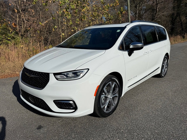 New 2026 Chrysler Pacifica Pinnacle image 3