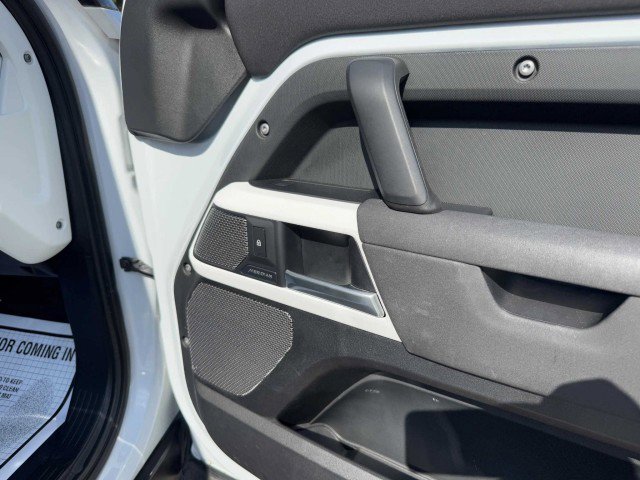 Used 2021 Land Rover Defender 90 image 40