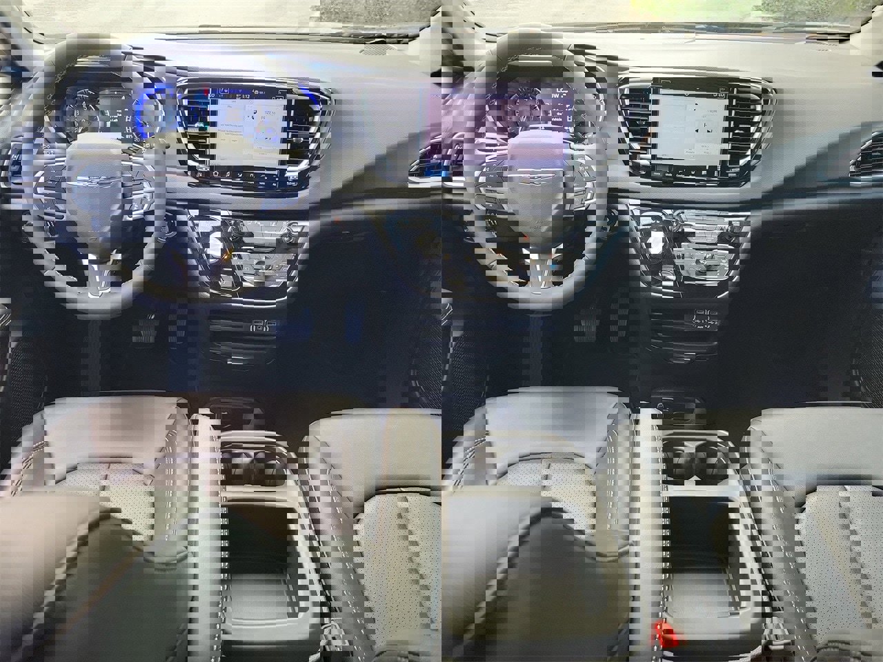 Used 2025 Chrysler Pacifica Select image 9