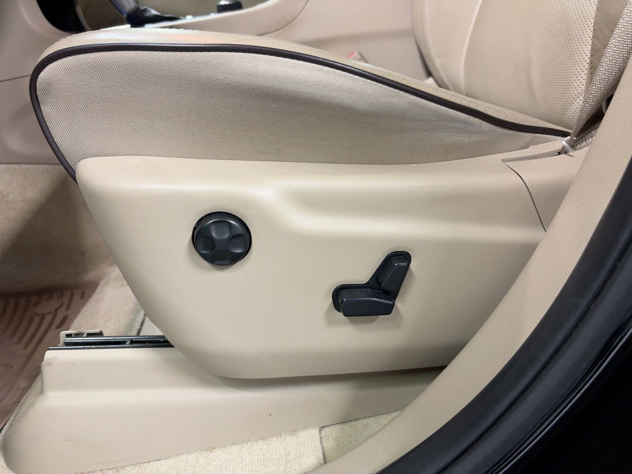 Used 2019 Jeep Grand Cherokee Overland image 12