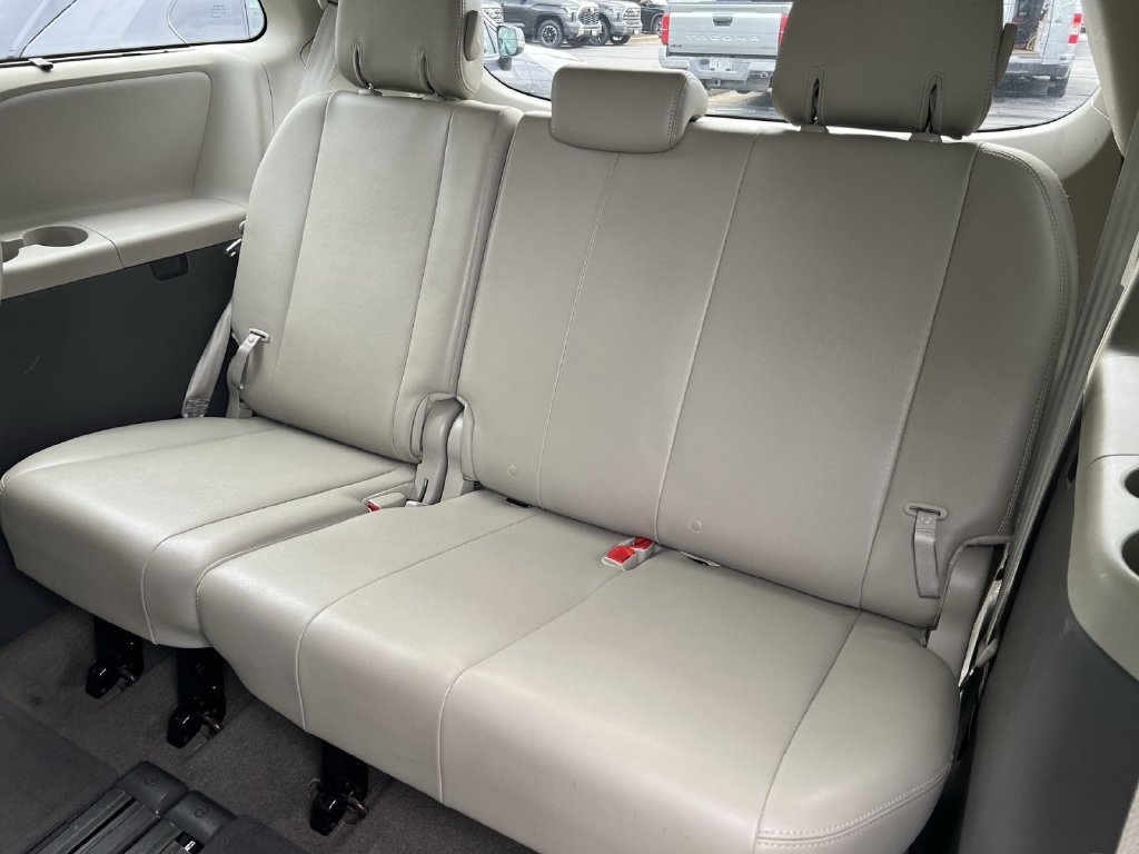 Used 2013 Toyota Sienna XLE w/ Entertainment Pkg FWD image 22
