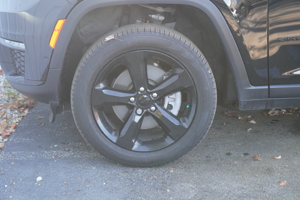 Used 2024 Jeep Grand Cherokee Limited w/ Black Appearance Package AWD/4WD image 6