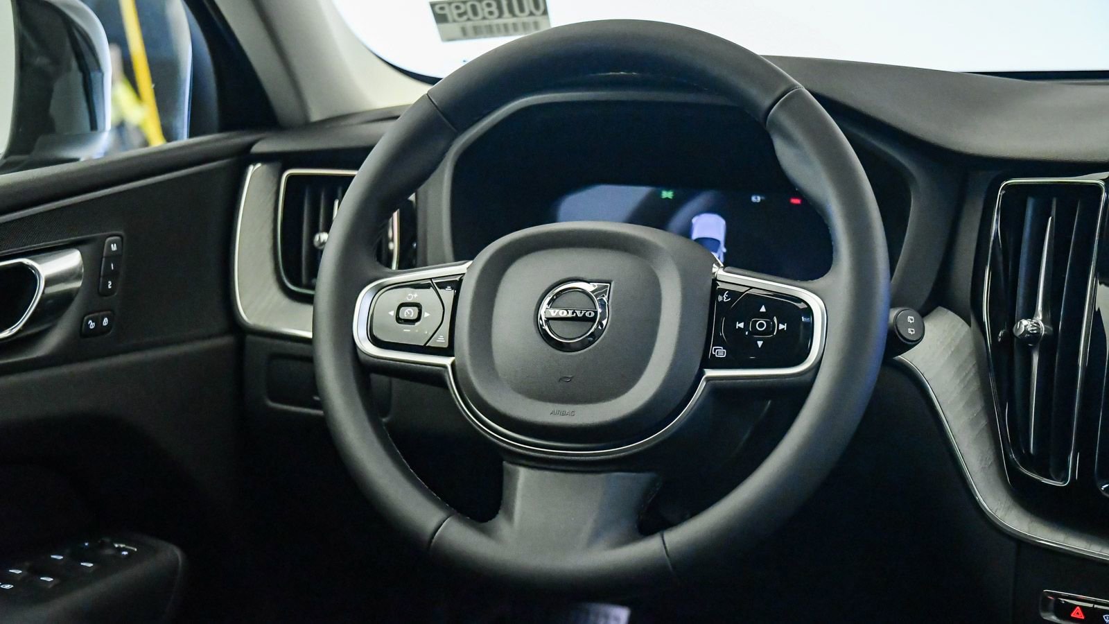 Certified 2025 Volvo XC60 B5 Plus AWD/4WD image 13