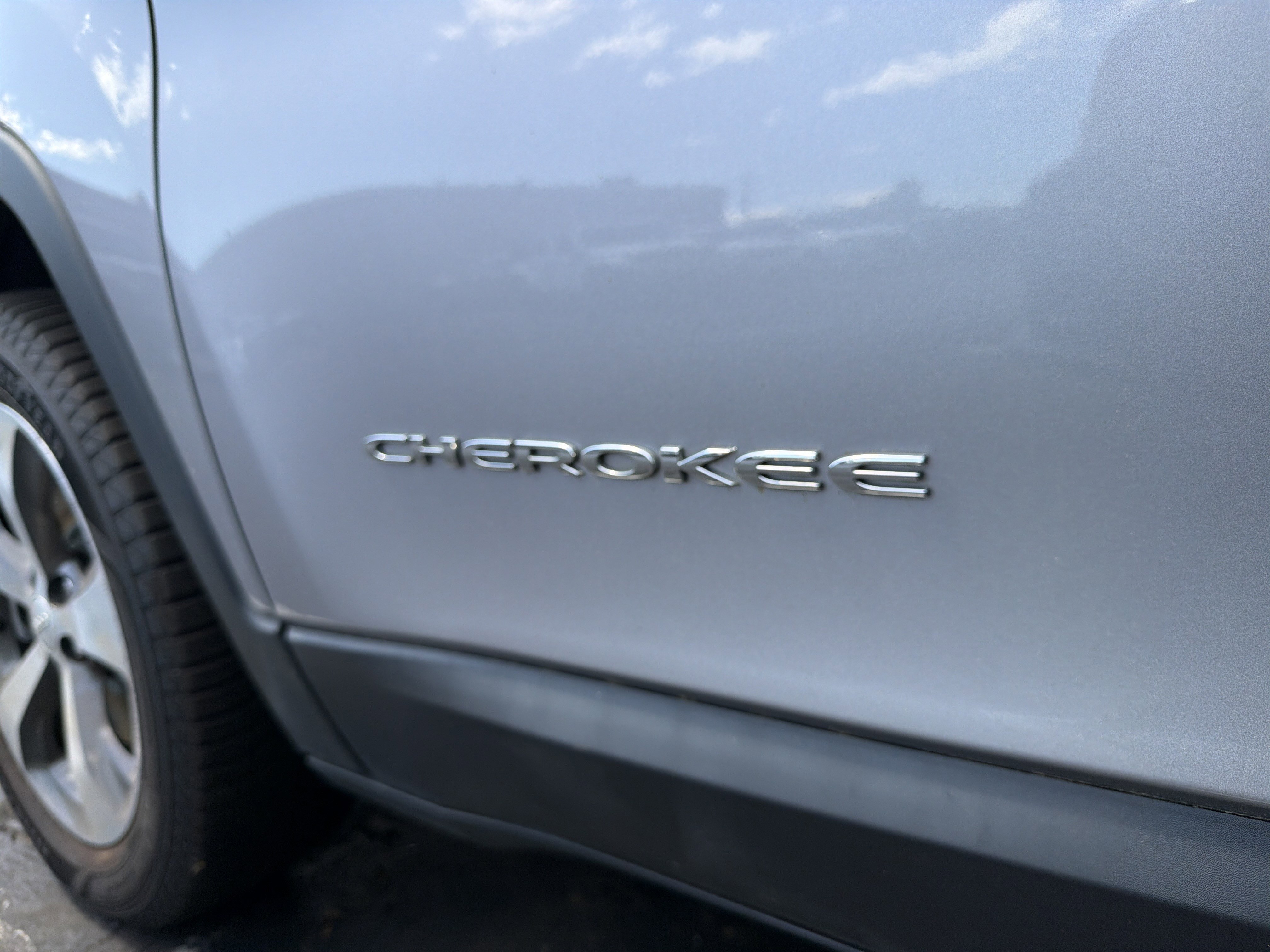 Certified 2019 Jeep Cherokee Limited w/ Luxury Group AWD/4WD image 35