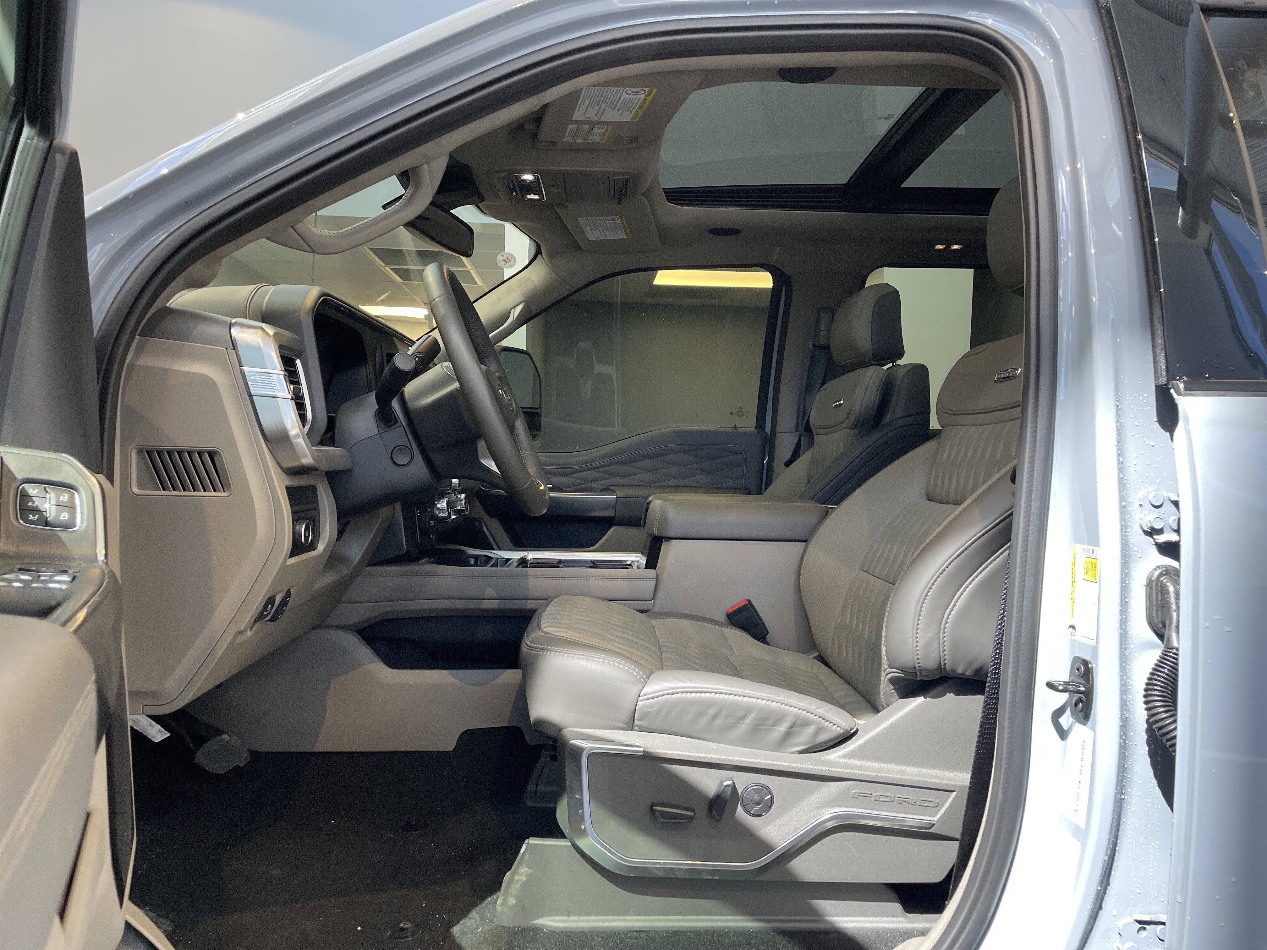 Used 2025 Ford F450 Platinum w/ Platinum Plus Package image 16
