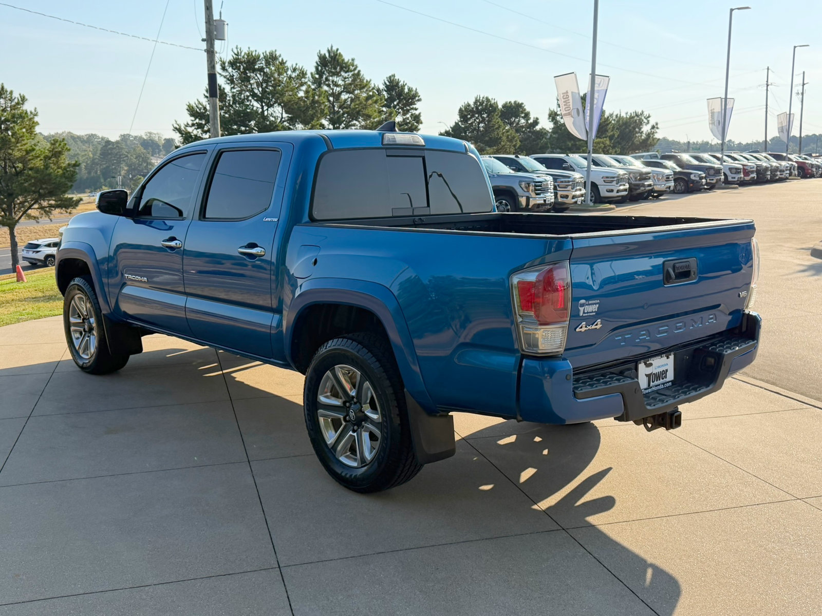 Used 2017 Toyota Tacoma Limited w/ Tow Package AWD/4WD image 4