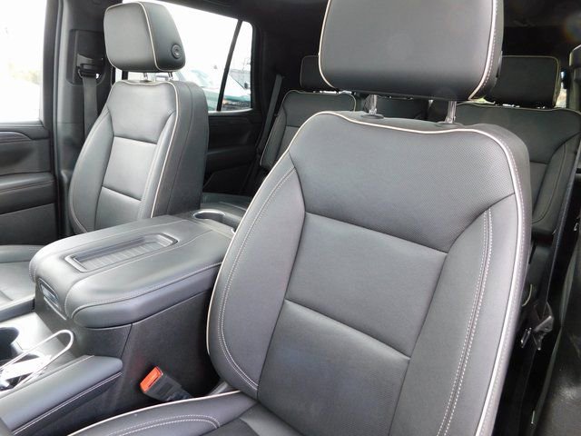 Used 2023 GMC Yukon SLT w/ SLT Luxury Package image 17