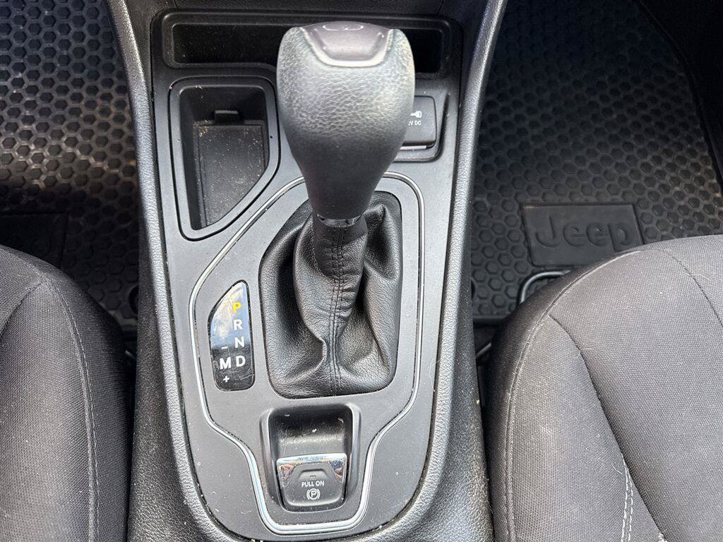 Used 2019 Jeep Cherokee Latitude w/ Cold Weather Group FWD image 21