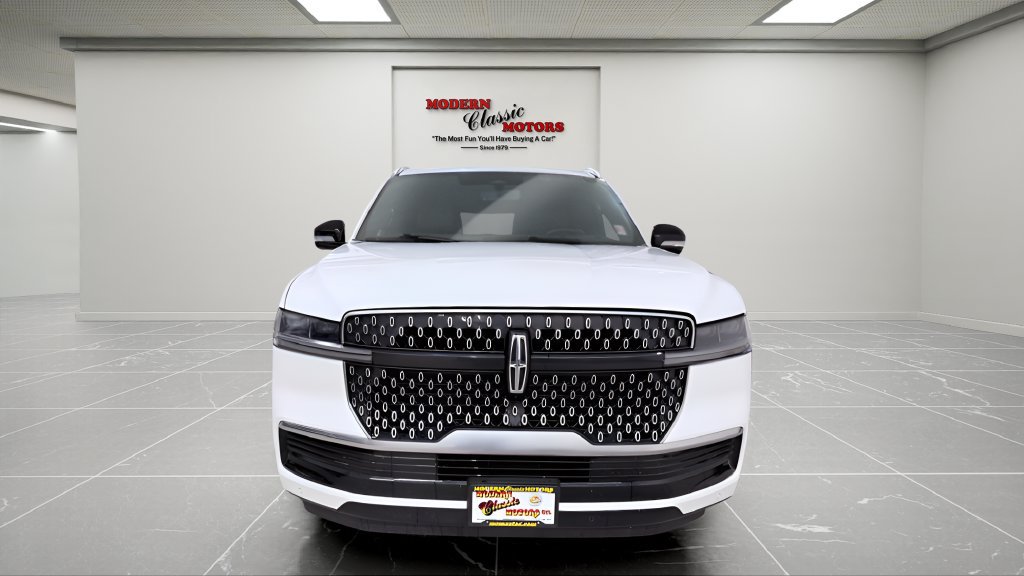 Used 2025 Lincoln Navigator Reserve AWD/4WD image 2