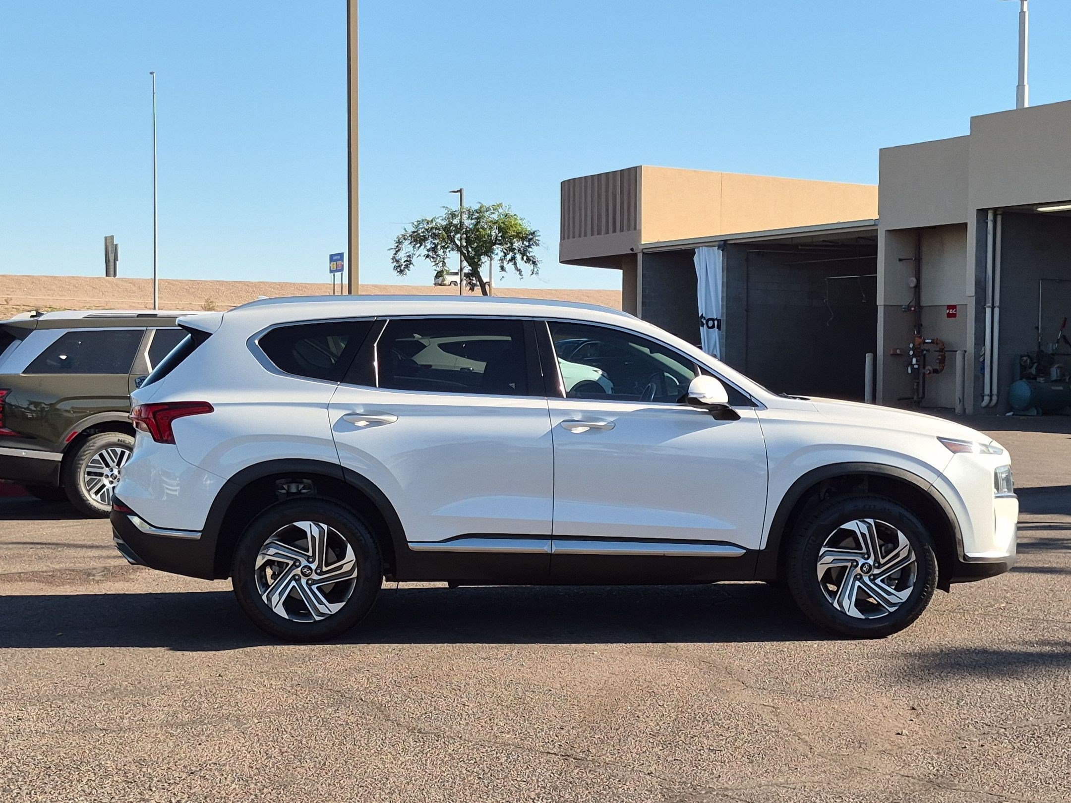 Used 2021 Hyundai Santa Fe SEL w/ Convenience Package AWD/4WD image 4