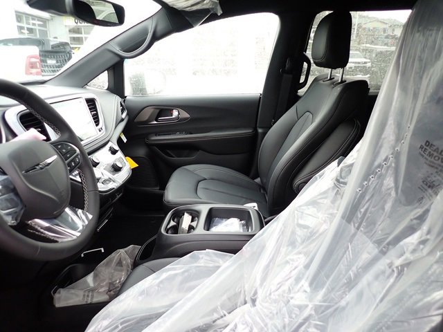 New 2026 Chrysler Pacifica Select image 12