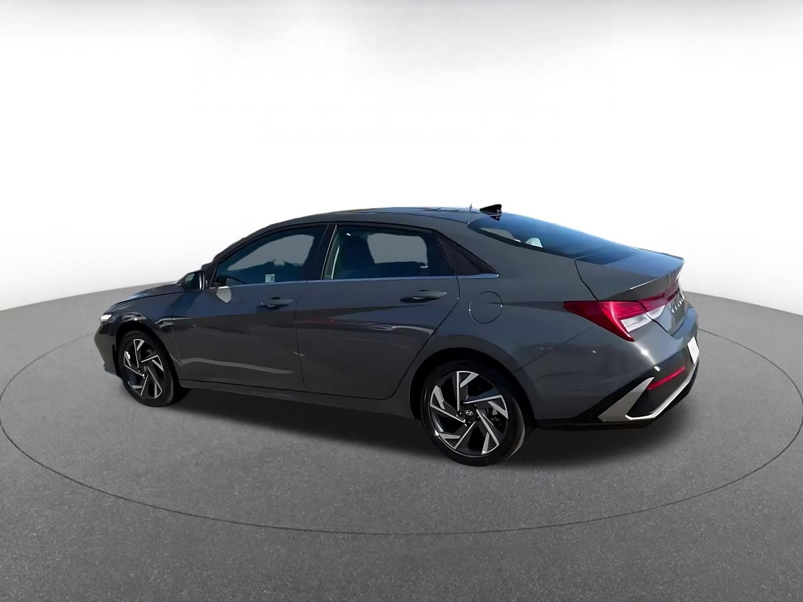 Used 2025 Hyundai Elantra Limited image 10