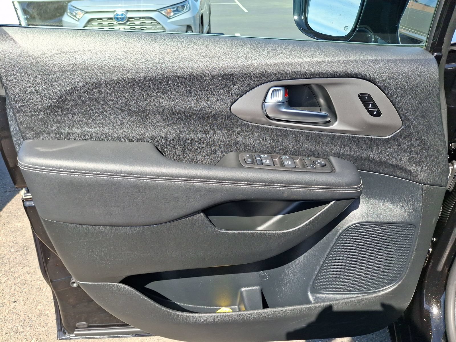 Certified 2025 Chrysler Pacifica Select FWD image 16