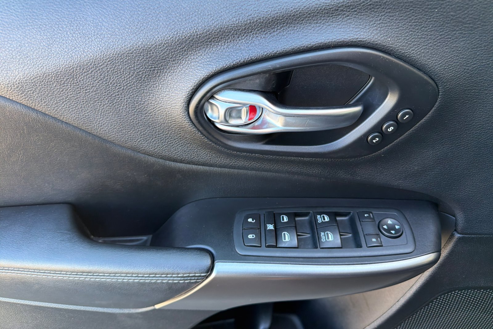 Used 2020 Jeep Cherokee Limited w/ Technology Group image 11