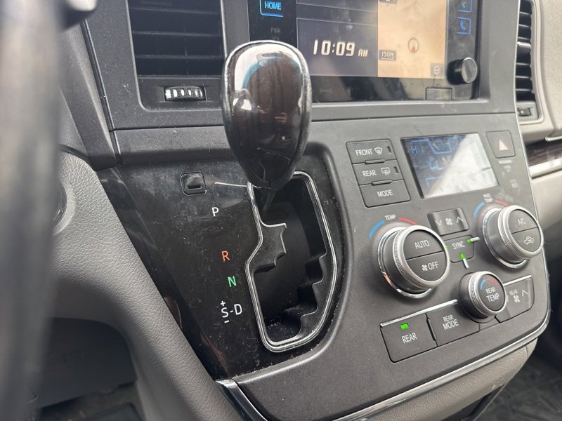 Used 2017 Toyota Sienna XLE image 12