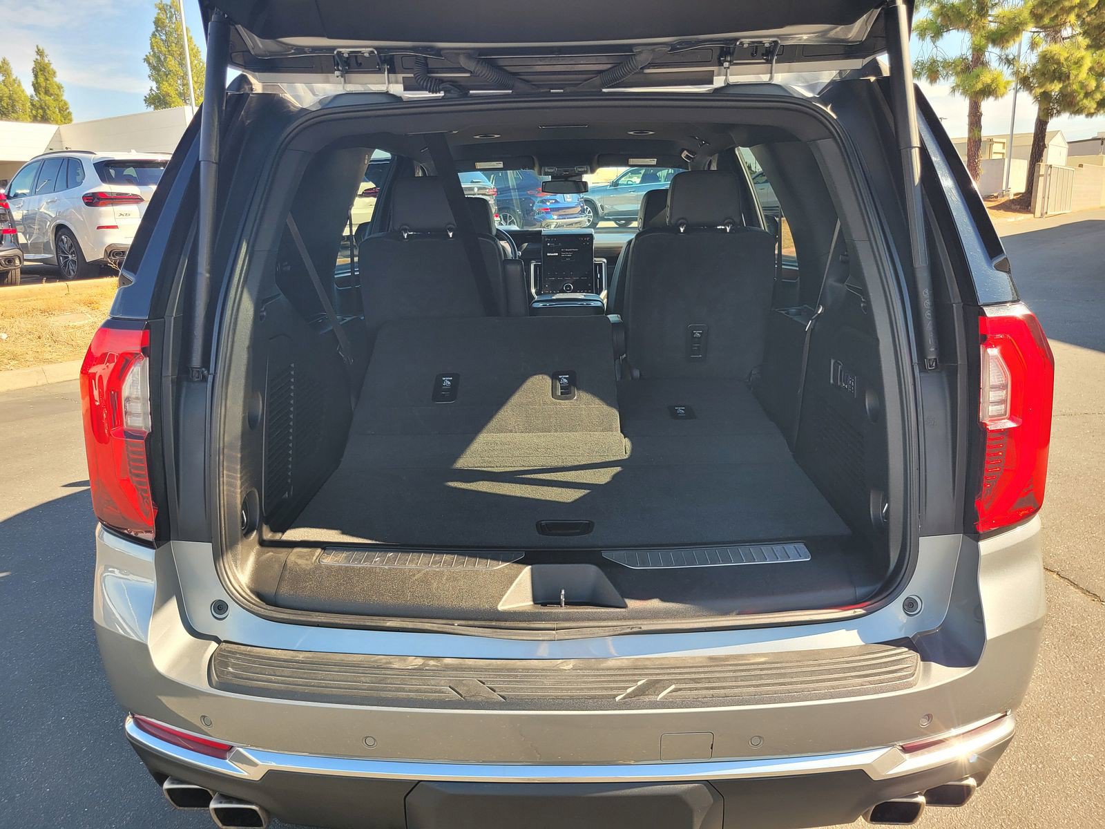 Used 2025 GMC Yukon Denali AWD/4WD image 7