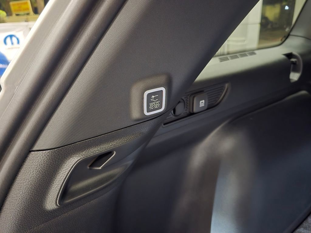 New 2025 Jeep Grand Cherokee Laredo w/ Luxury Tech Group I RWD image 37