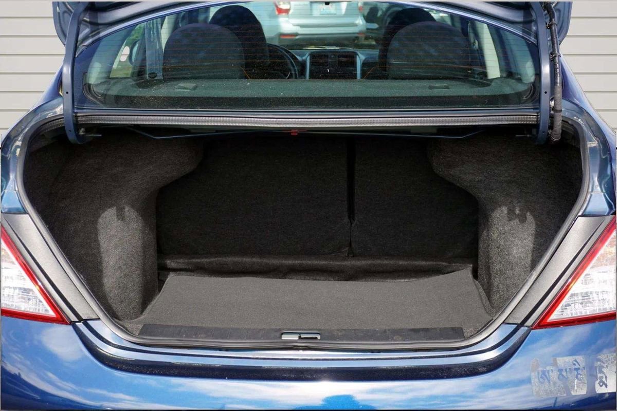 Used 2013 Nissan Versa SL w/ SL Tech Pkg image 11