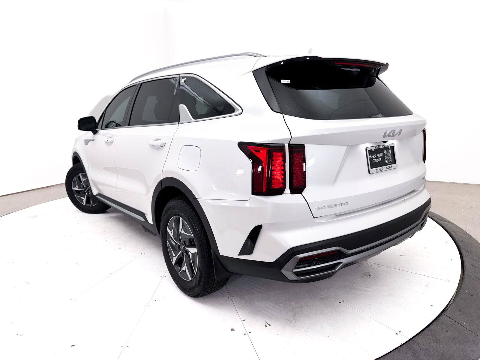 Used 2023 Kia Sorento EX w/ Panoramic Sunroof Package FWD image 2