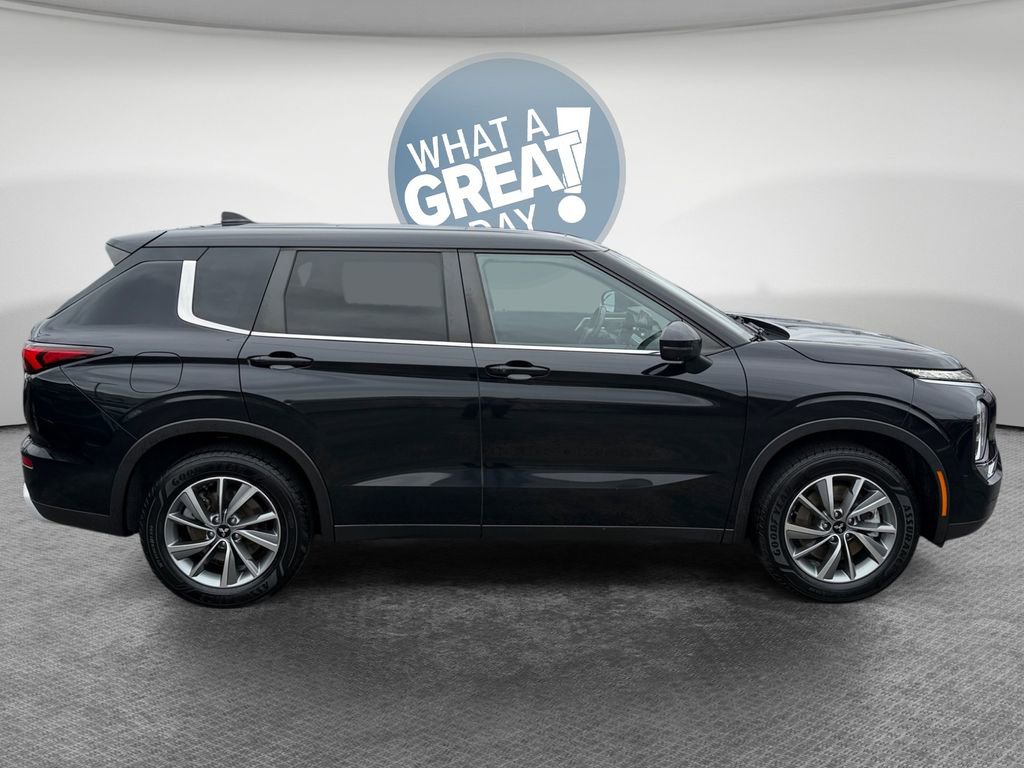 Used 2022 Mitsubishi Outlander SE image 2