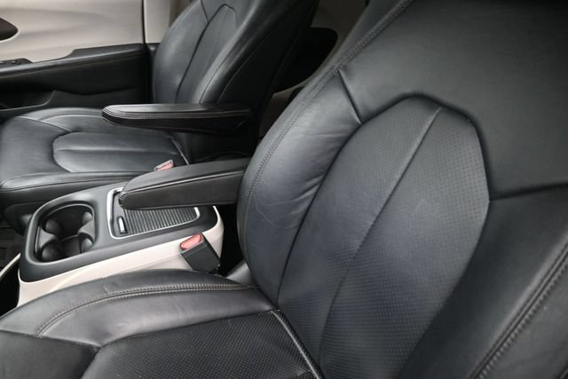 Used 2017 Chrysler Pacifica Touring-L Plus w/ Tire & Wheel Group FWD image 18