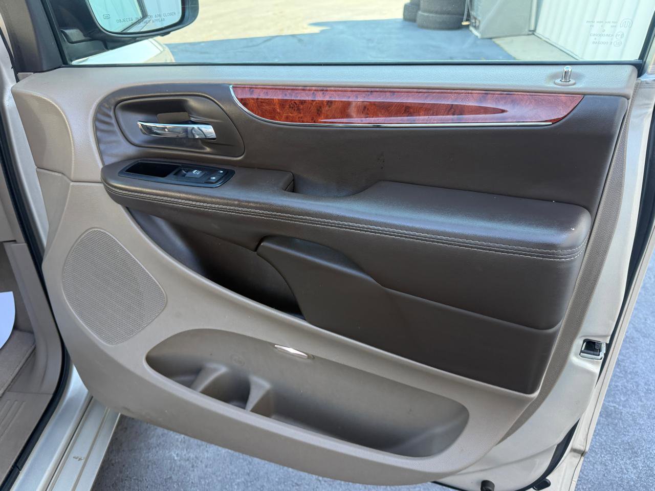 Used 2014 Chrysler Town & Country Touring-L w/ Driver Convenience Group FWD image 17