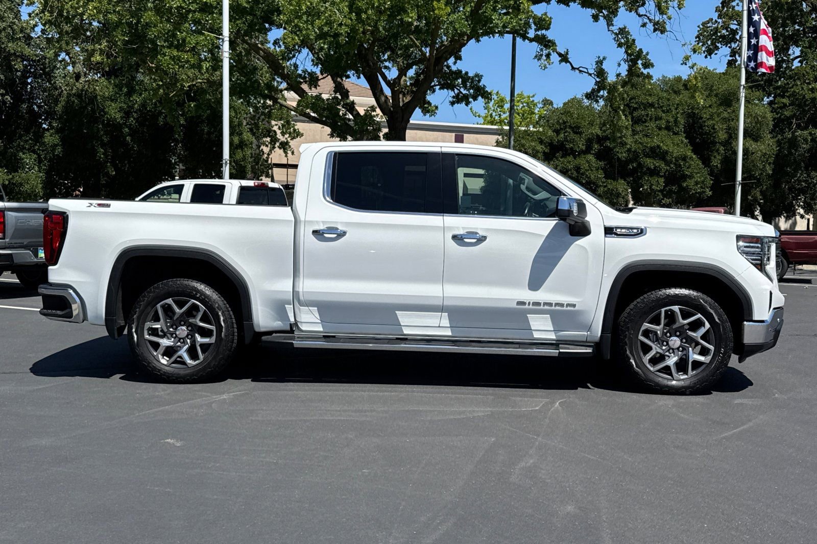 Used 2022 GMC Sierra 1500 SLT w/ SLT Premium Plus Package AWD/4WD image 2
