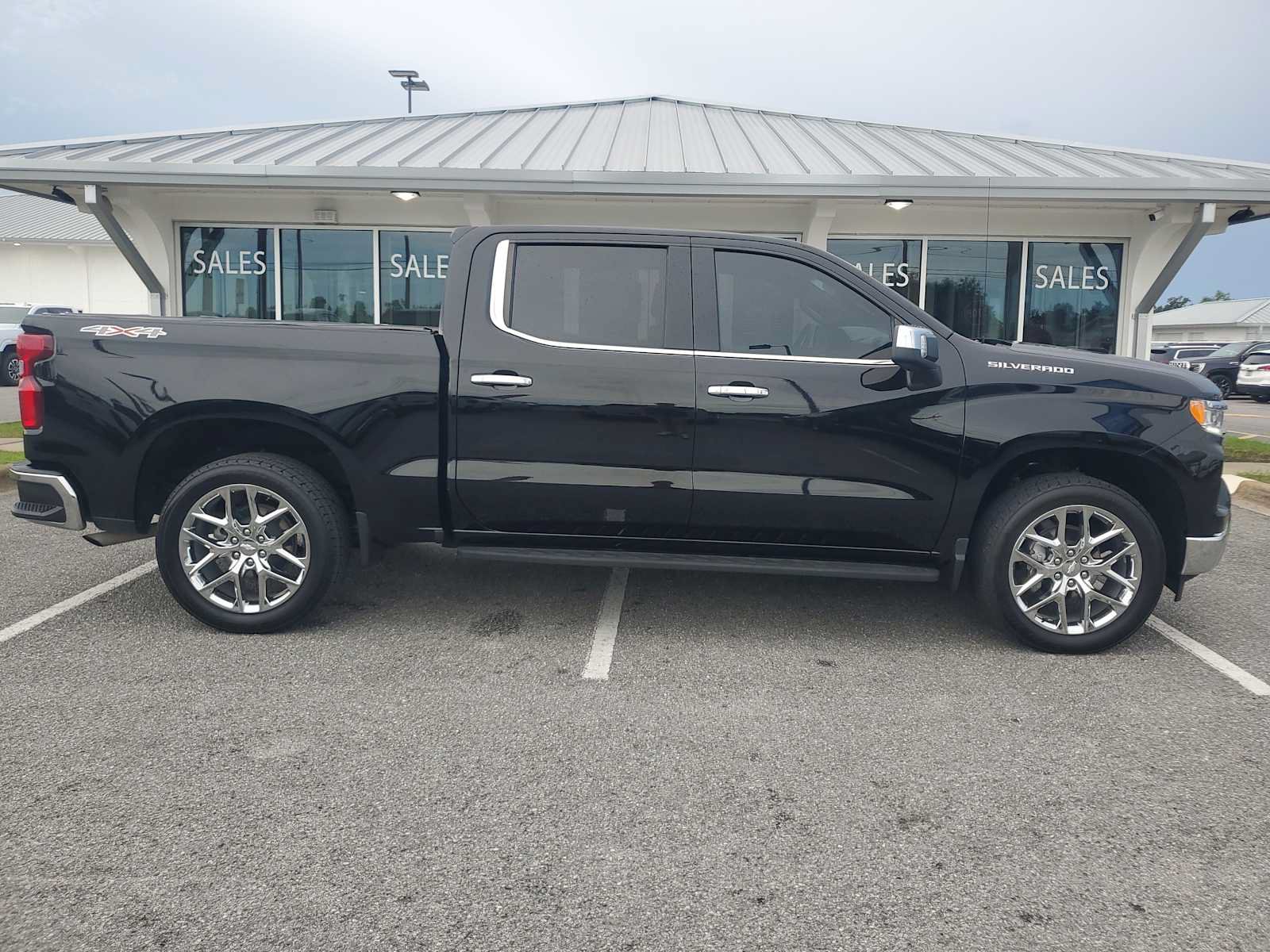 Used 2023 Chevrolet Silverado 1500 LTZ w/ LTZ Convenience Package II AWD/4WD image 9