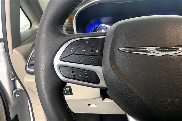 Used 2023 Chrysler Pacifica Limited FWD image 18