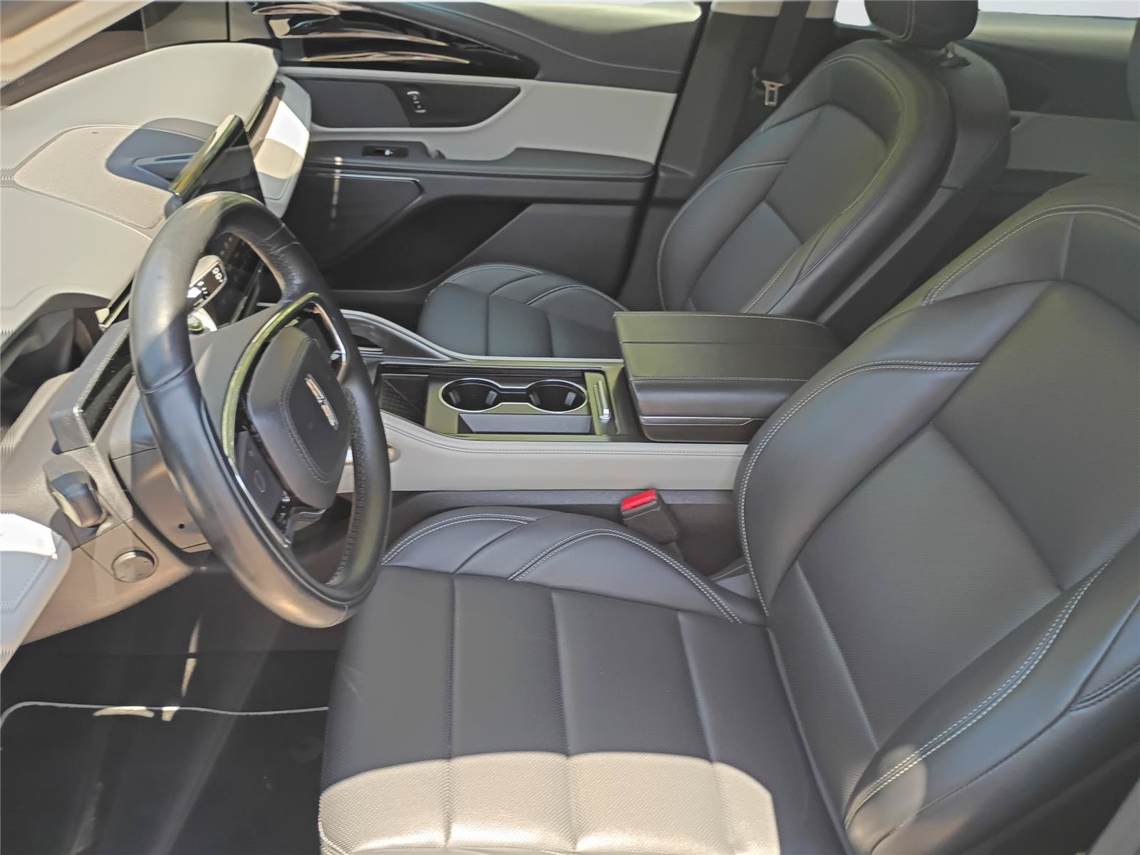 Used 2025 Lincoln Nautilus Premier AWD/4WD image 12