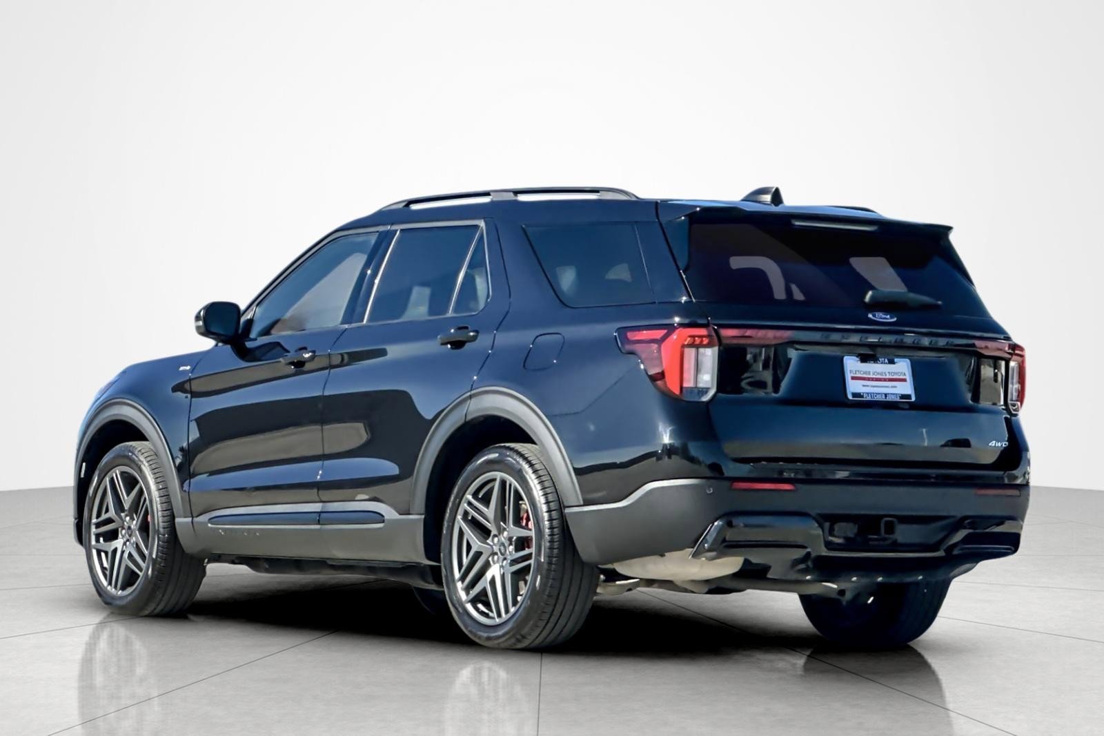 Used 2025 Ford Explorer ST-Line w/ ST-Line Street Pack image 3