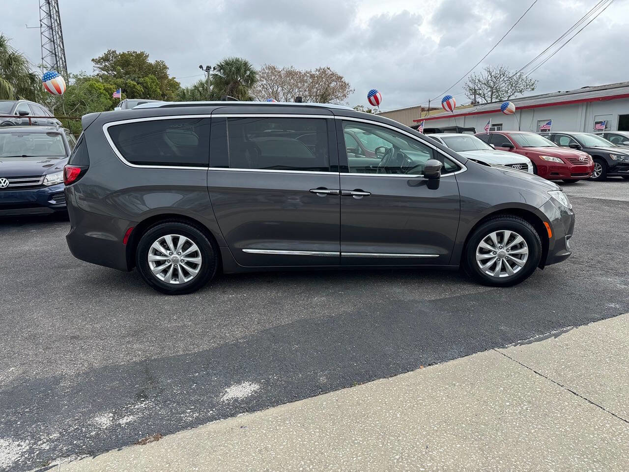Used 2018 Chrysler Pacifica Touring-L FWD image 9