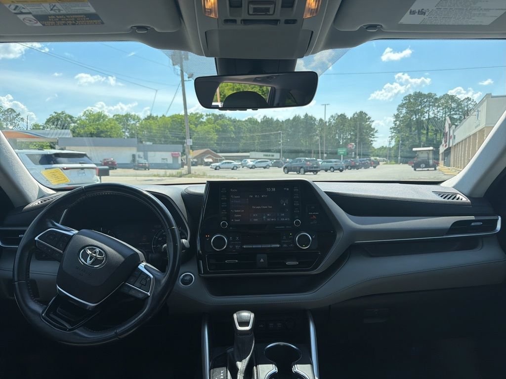Used 2021 Toyota Highlander XLE FWD image 12