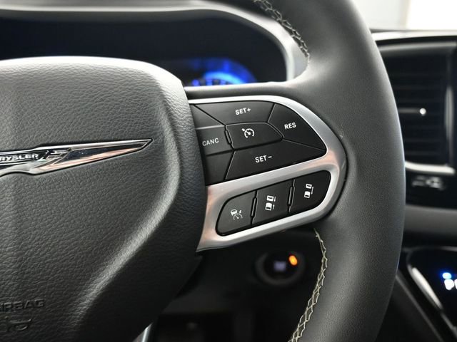 Used 2025 Chrysler Pacifica Select image 18