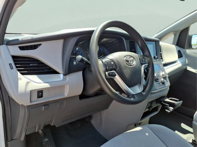 Used 2020 Toyota Sienna L FWD image 13