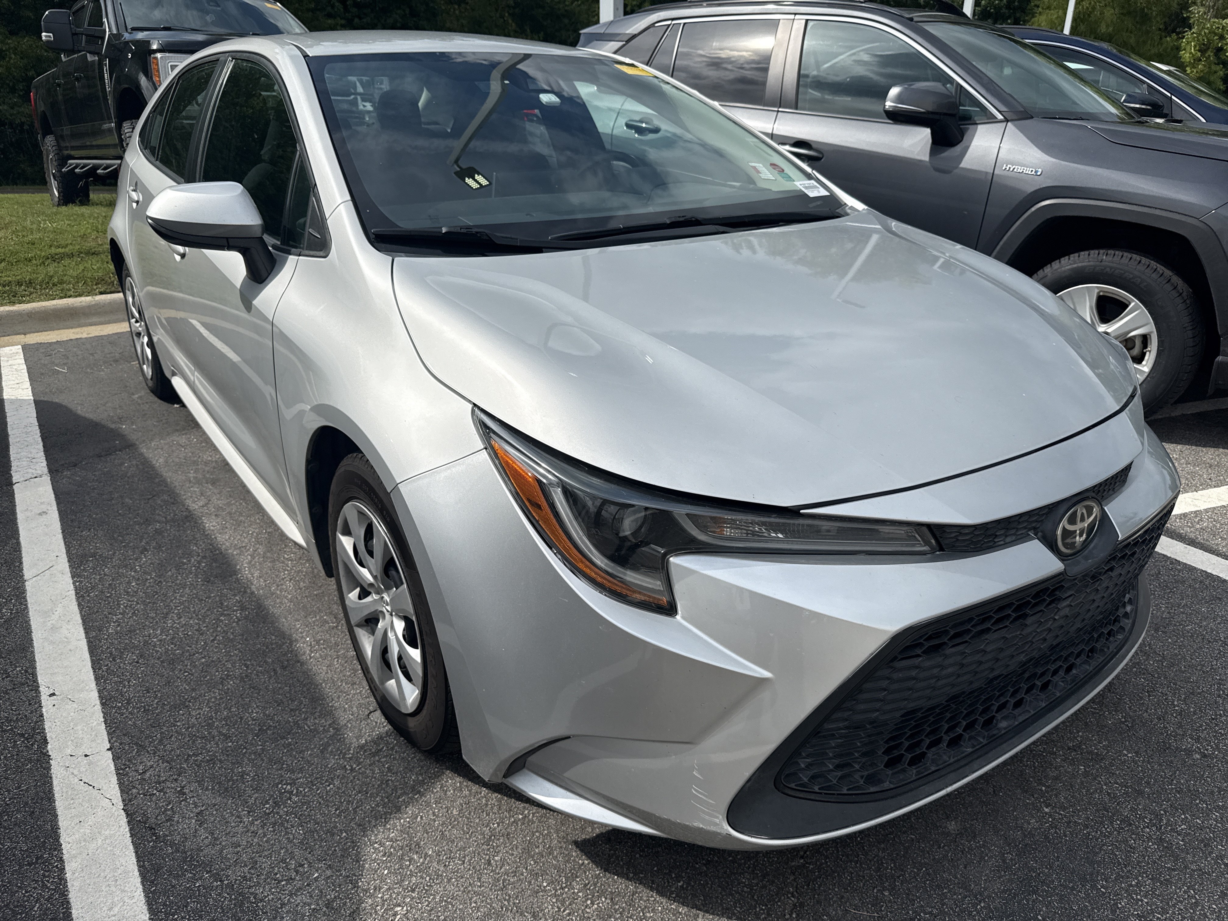 Used 2020 Toyota Corolla LE w/ Carpet Mat Package (TMS) FWD image 2