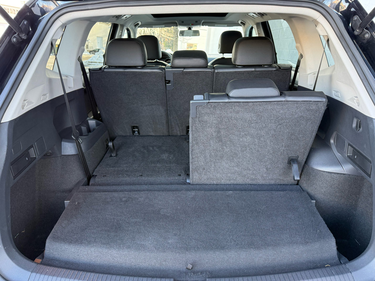 Used 2020 Volkswagen Tiguan SE w/ Panoramic Sunroof Package image 29