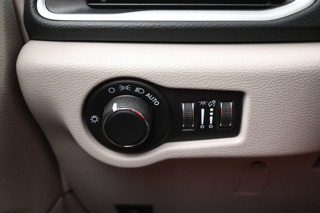 Used 2022 Chrysler Voyager LX FWD image 20