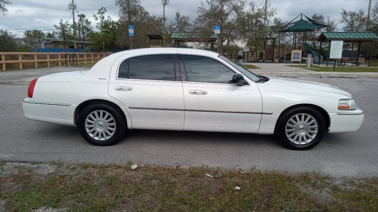 Used 2003 Lincoln Town Car Executive RWD image 5