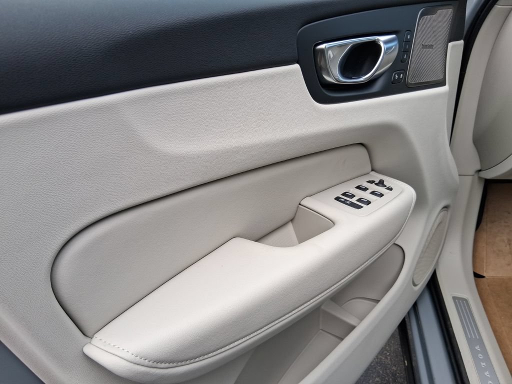 New 2026 Volvo XC60 T8 Ultra w/ Protection Package Premier AWD/4WD image 9