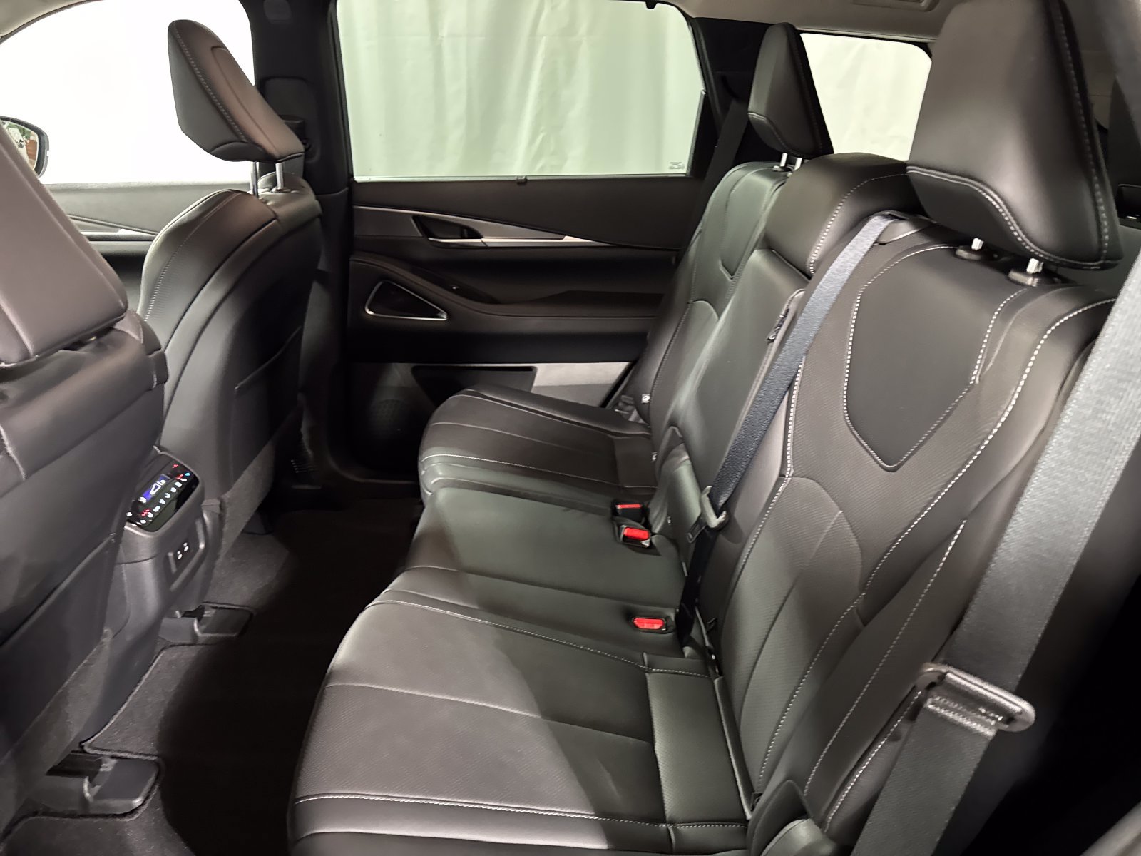 Certified 2026 INFINITI QX60 Luxe w/ Family Package AWD/4WD image 5
