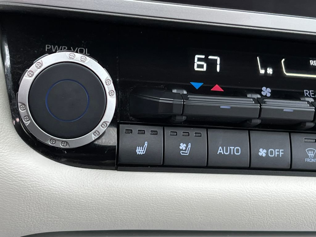 Used 2023 Toyota Sequoia Capstone AWD/4WD image 31