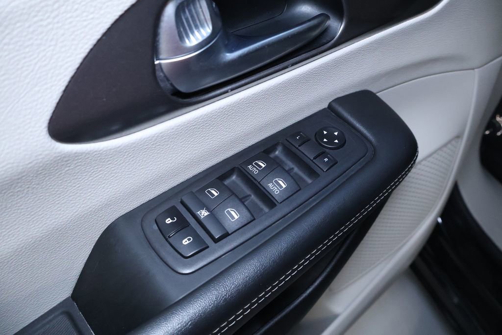 Used 2023 Chrysler Pacifica Touring-L image 13