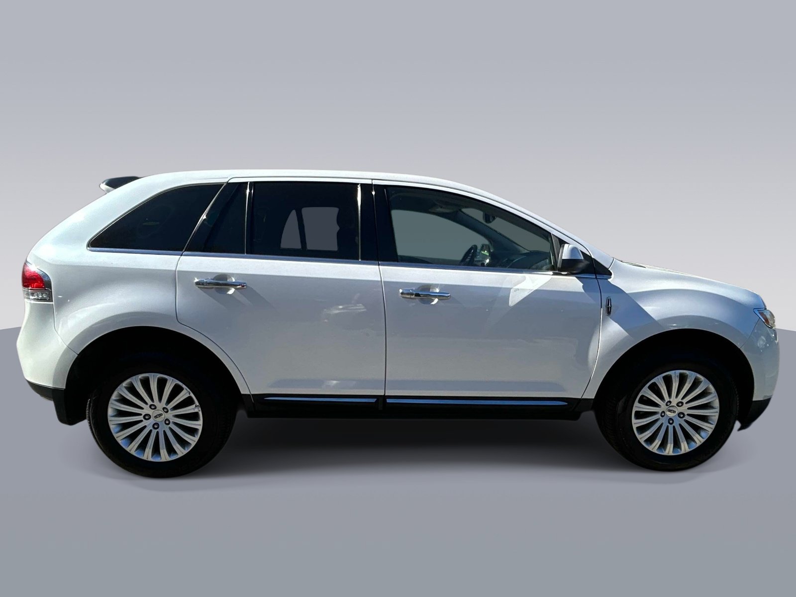 Used 2013 Lincoln MKX FWD image 2