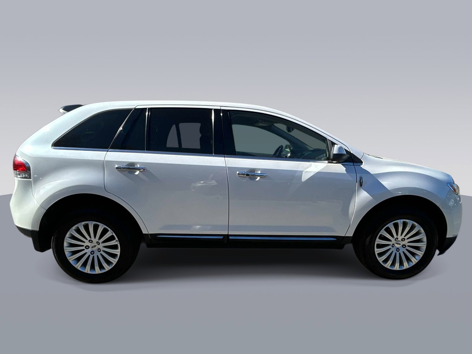 Used 2013 Lincoln MKX FWD image 2