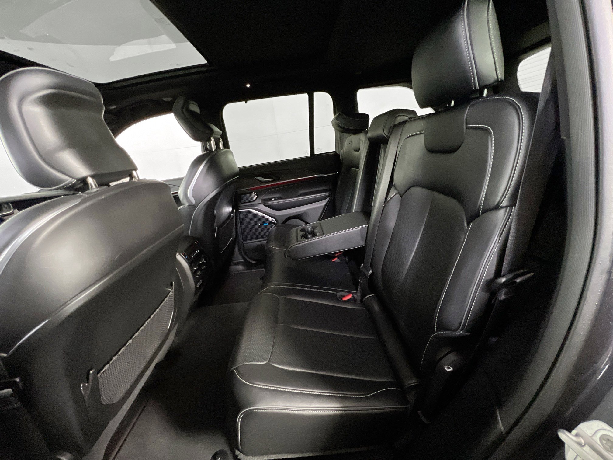 Used 2022 Jeep Grand Cherokee Overland w/ Adv Protech Group III image 26