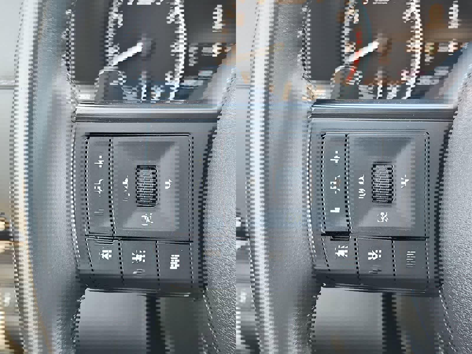 Used 2024 Nissan Pathfinder SV image 24